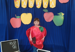 Adrianna w stroju jabłka